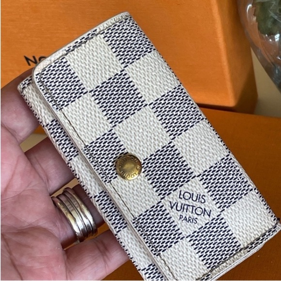 Authentic Louis Vuitton keys holder 🤎💛🤎🤎🔑🔑🔑 - Picture 11 of 12